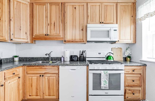 Richmond House | Oaks Retreat Carytown House: Family & Pet Friendly