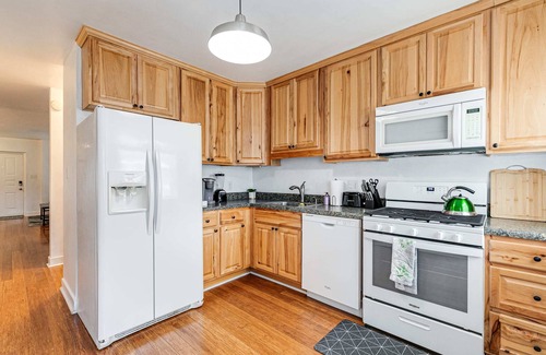 Richmond House | Oaks Retreat Carytown House: Family & Pet Friendly