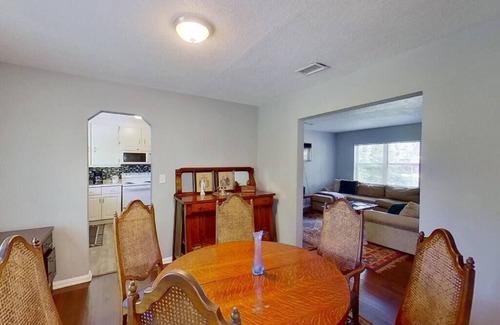 Hyde Park House | ~Oakshade Oasis Sleeps 12 ADA-Friendly Ramp~