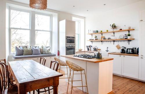 Paisley Apartment | Oakshaw Apartment