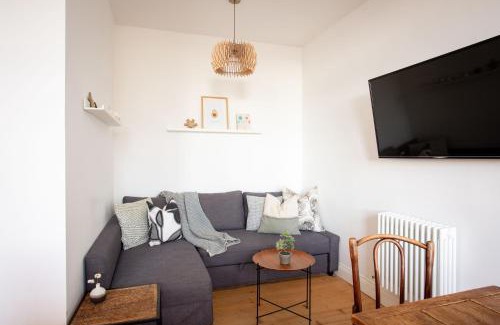 Paisley Apartment | Oakshaw Apartment