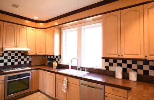 Yakima House | Oakshire Guest House - Jacuzzi + Incredible Views!