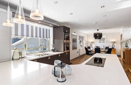 Saundersfoot House | Oaktree Lodge - Luxury Cottage, Hot Tub, Sea Views