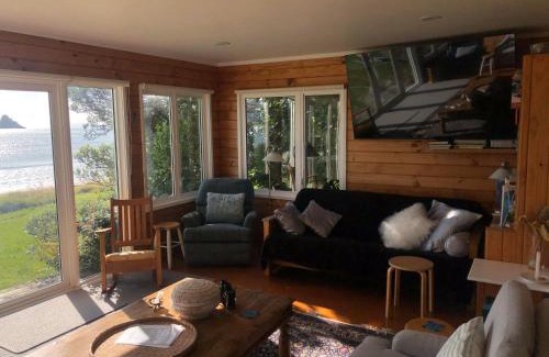 Oakura House | Oakura Bay Absolute Beachfront Holiday Home