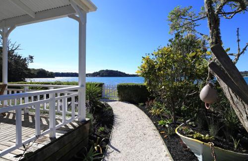Omiha House | Oakura Bay Villa - Stay Waiheke