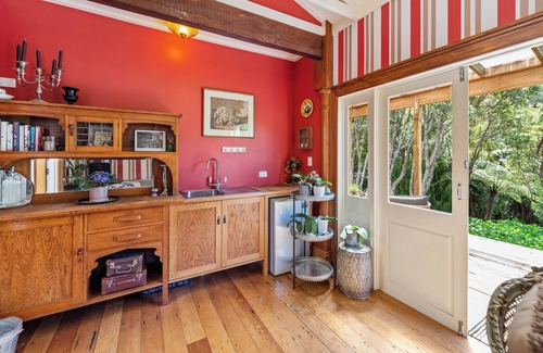 Oakura House | Oakura Pond Cottage - Oakura Holiday Home