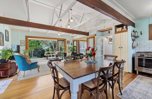Oakura House | Oakura Pond Cottage - Oakura Holiday Home
