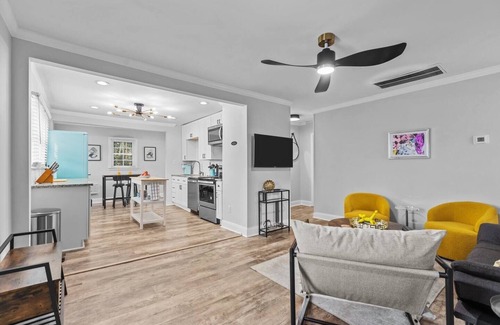 Downtown House | Oakwood Cottage Deux - Put Green, Mins to DT