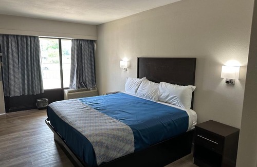 Oakdale Hotel | Oakwood Inn