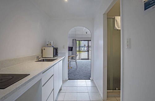 Mangere Hotel | Oakwood Manor Motor Lodge