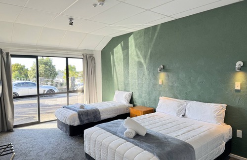 Mangere Hotel | Oakwood Manor Motor Lodge
