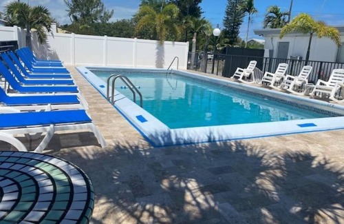 Royal Poinciana Condo | Oasis at Hollywood Unit 8 - Sleep 2