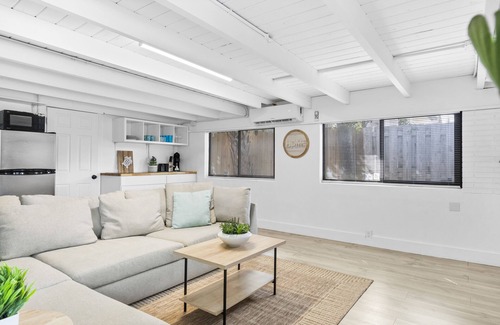 Poinsettia Heights Condo | Oasis by Sun Getaway Rentals Fort Lauderdale