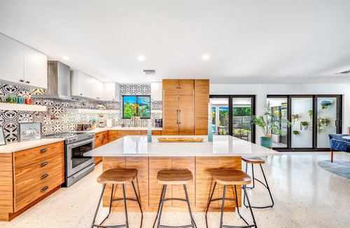 South Corals House | Oasis Heated Pool+Hot Tub! Wilton Drive & Beach!