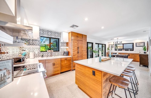 South Corals House | Oasis Heated Pool+Hot Tub! Wilton Drive & Beach!