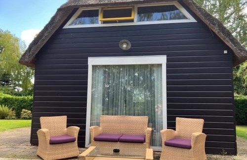 Zuideinde House | Oasis holiday home in Giethoorn next to canal, boat extra