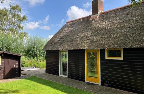 Zuideinde House | Oasis holiday home in Giethoorn next to canal, boat extra