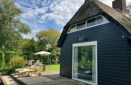 Zuideinde House | Oasis holiday home in Giethoorn next to canal, boat extra