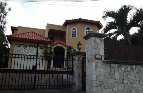 Beverly Hills House | Oasis@Karachi-Centrally Located 4Bed/4.5Bath Home