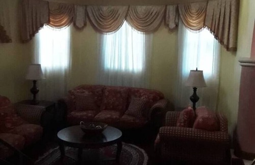 Beverly Hills House | Oasis@Karachi-Centrally Located 4Bed/4.5Bath Home