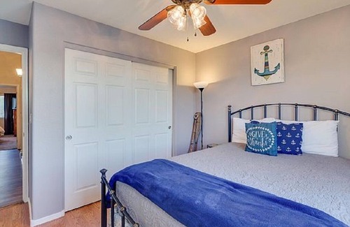 The Islands House | Oasis Lakefront home! Private eco-friendly electric boat, hot tub, kayak & pool