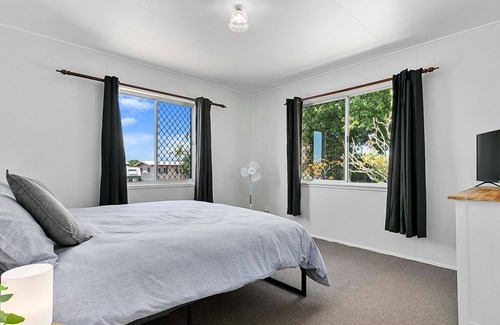 Torquay House | Oasis on Bideford quiet pet friendly location