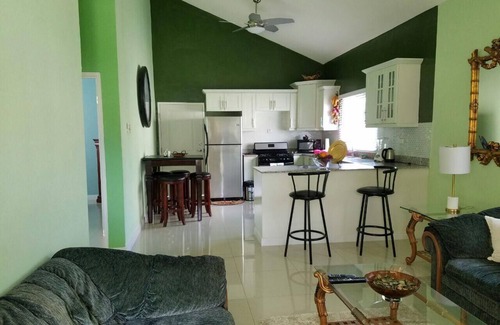 Kingston House | Oasis Villa! Cayman Stations