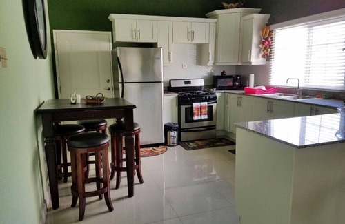Kingston House | Oasis Villa! Cayman Stations