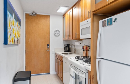 Diamond Head - Kapahulu - St. Louis Condo | Ocean and Diamond Head views from quiet end of Waikiki Beachfront!