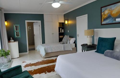 Umhlali Beach House | Ocean Blue Suite - Villa Roc Guesthouse