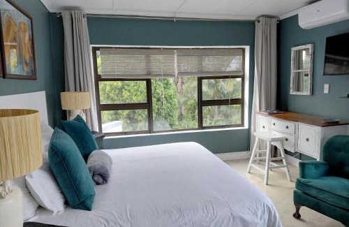 Umhlali Beach House | Ocean Blue Suite - Villa Roc Guesthouse
