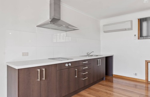 Glenelg South House | Ocean Breeze Family Villa