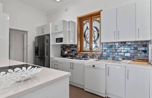 Glenelg South House | Ocean Breeze Family Villa