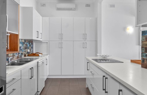 Glenelg South House | Ocean Breeze Family Villa