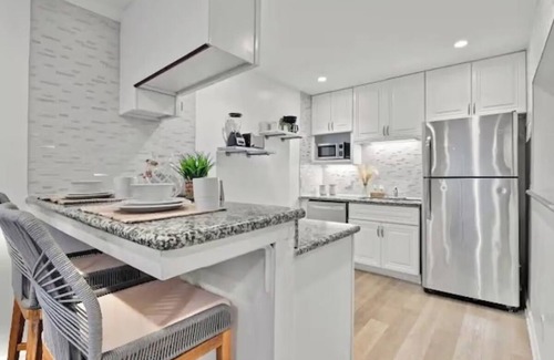 South Mission Beach Apartment | Ocean Breeze Rooftop Deck Condo Sleeps 10
