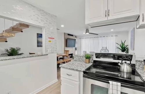 South Mission Beach Apartment | Ocean Breeze Rooftop Deck Condo Sleeps 10