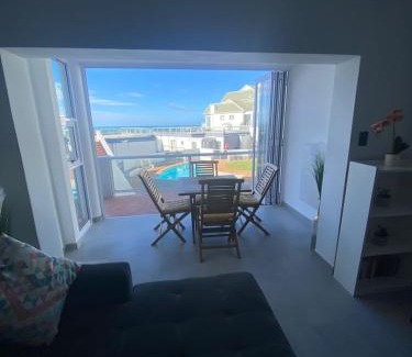 Pollok Beach Apartment | Ocean Breeze