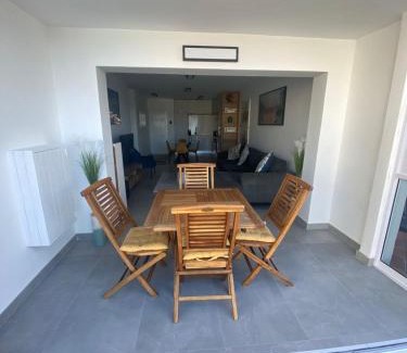 Pollok Beach Apartment | Ocean Breeze