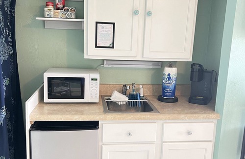 Bostwick Park Condo | ~ Ocean ~ Daze ~ Hideaway ~ Modern Studio near the Beach ~
