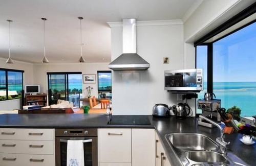 Stepneyville House | 'Ocean Dreaming' with Views and Spa Pool