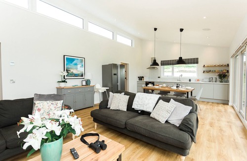Gatehouse-of-Fleet Cottage | Ocean Drive - a lodge that sleeps 6 guests in 3 bedrooms