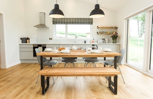 Gatehouse-of-Fleet Cottage | Ocean Drive - a lodge that sleeps 6 guests in 3 bedrooms