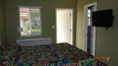 Hollywood Lakes Hotel | Ocean Drive Villas