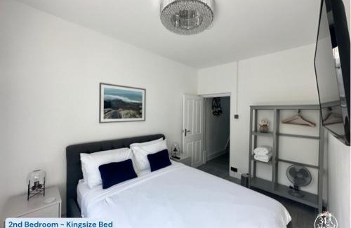Porthcawl Apartment | OCEAN ESCAPE 200m From the Sea, High Spec Town Centre Entire Flat, 3 Bedrooms, TVs All Rooms