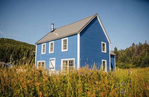 Saint Lunaire-Griquet House | Ocean front - Annie’s Retreat - near L’Anse Aux Meadows - Blue Cottage