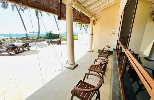 Hikkaduwa Villa | Ocean Front 3-bedroom Cozy Villa with AC, WiFi