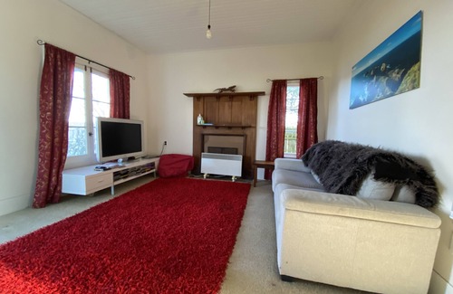 Pounawea House | Ocean front, large, historic, character house, suitable for families and groups.