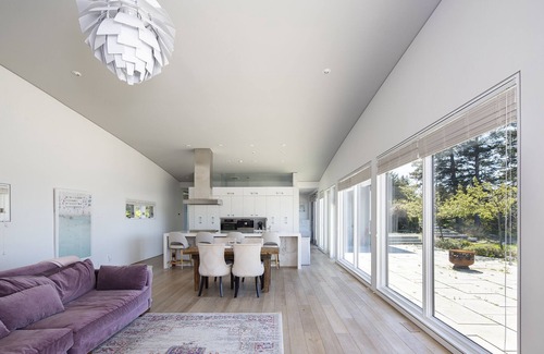Kingsburg House | Ocean Front Modern South Shore Home