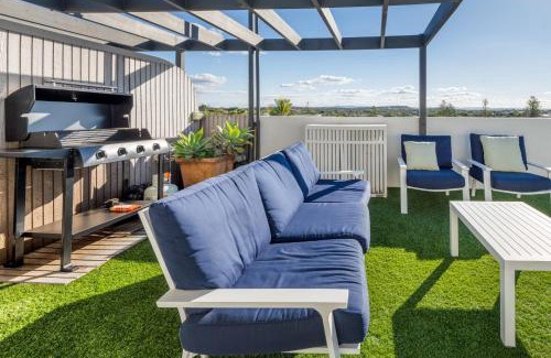 Moffat Beach Apartment | Ocean Front Views with Rooftop Terrace