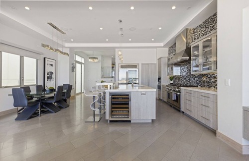 Hermosa Beach Villa | Ocean Front Villa!- 15 Minutes from LAX Airport, Sofi, Intuit Dome and Forum